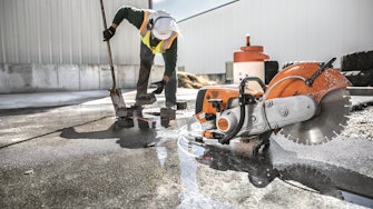 Professional construction worker using a shovel next to a TS 700 STIHL Cutquik®.