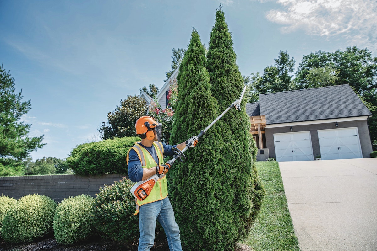 HLA 135 Battery-Powered Extended-Reach Hedge Trimmer | STIHL USA