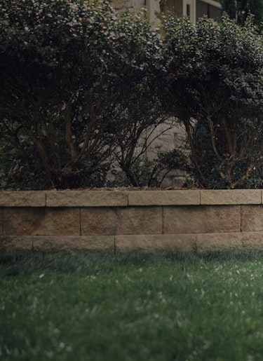 RMA 460 and FSA 57 with batteries Women emptying RMA 460 in the background with battery trimmer and two batteries in the front.