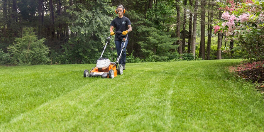 Person mowing lawn with STIHL RMA 510 V lawn mower